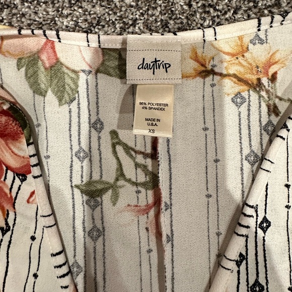 Daytrip XS women’s v neck floral  light cream base. Like new. Worn twice. - Picture 2 of 6